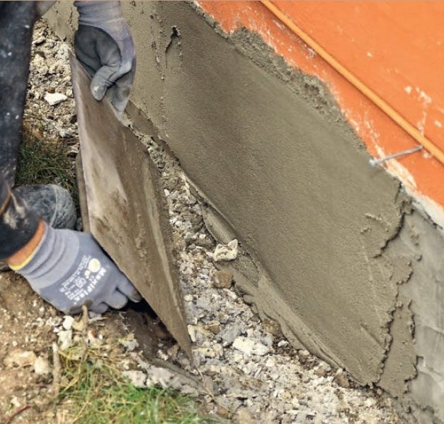 Pudsning af sokkel: Laget rettes af