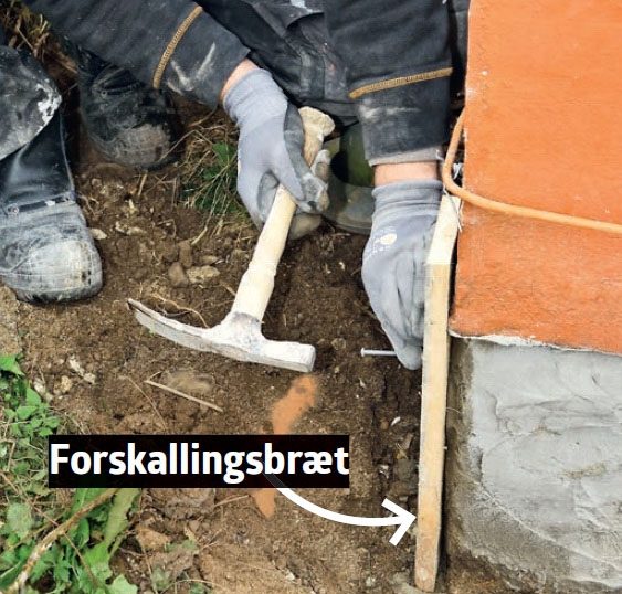 Pudsning af sokkel: Søm et bræt fast på hjørnet