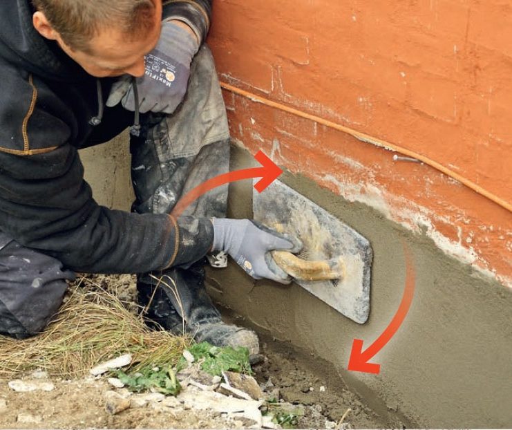 Pudsning af sokkel: Puds soklen op med et pudsebræt