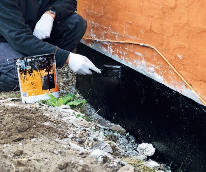 Pudsning af sokkel: Soklen males