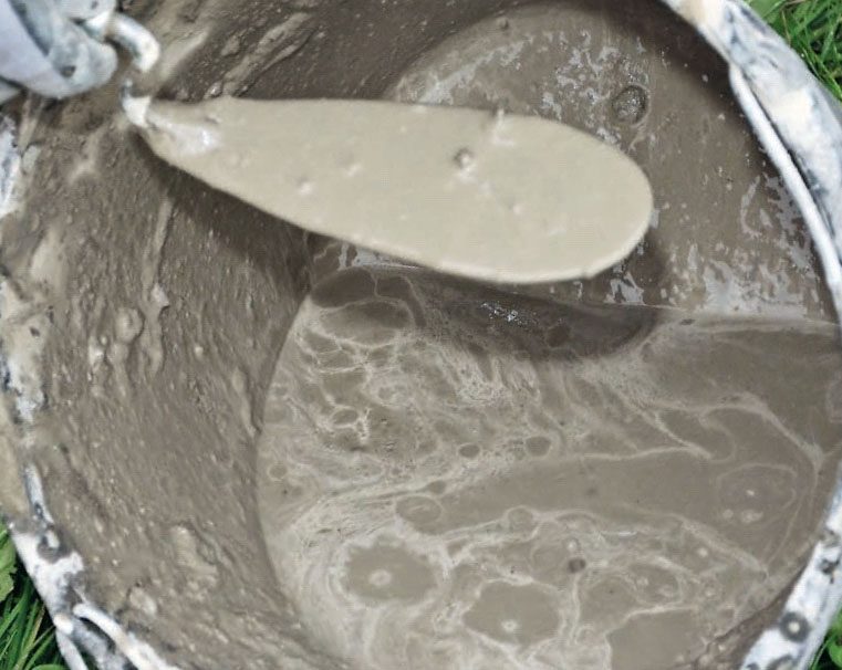 Pusse grunnmur: Rør opp mørtelblandingen med vann