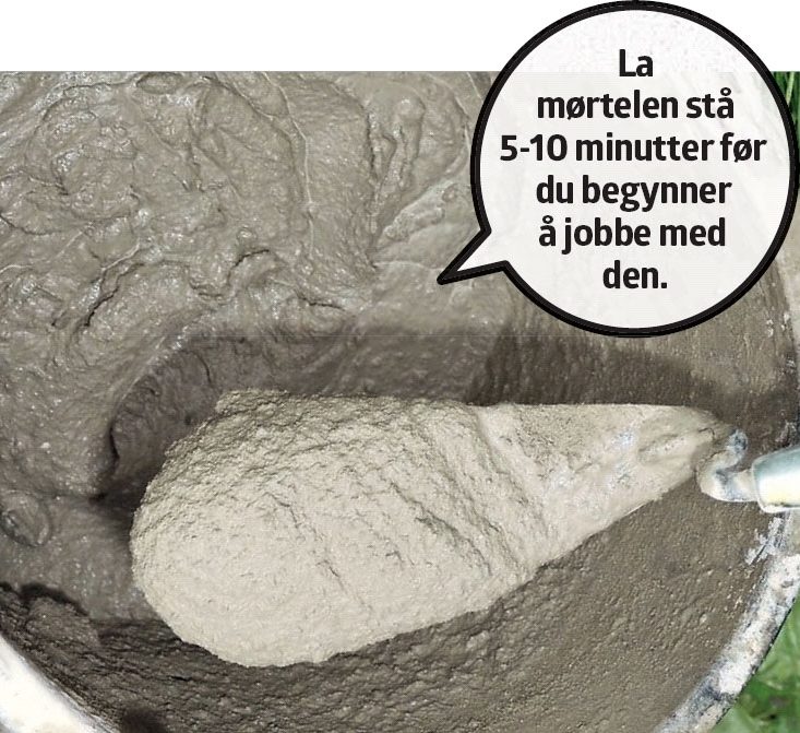 Pusse grunnmur: Rør opp en tykkere mørtel til det oppbyggende laget