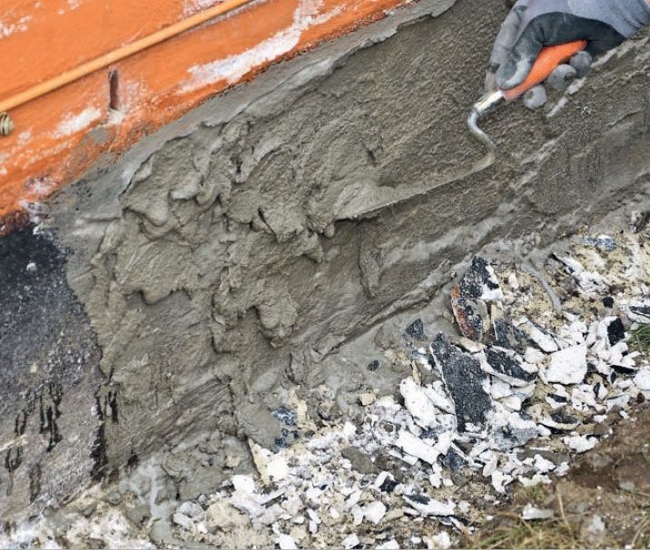 Pusse grunnmur: Mørtelen kastes på veggen i små kladder