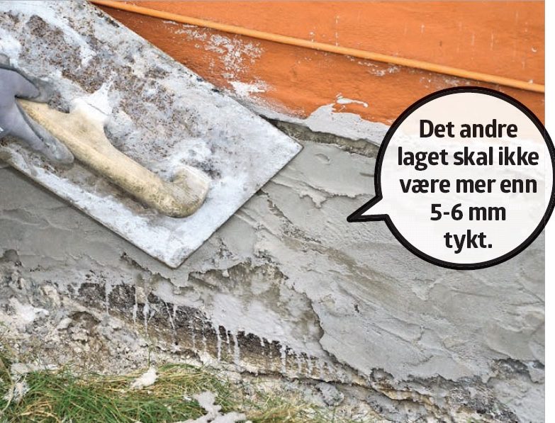 Pusse grunnmur: Laget glattes litt med et stålbrett