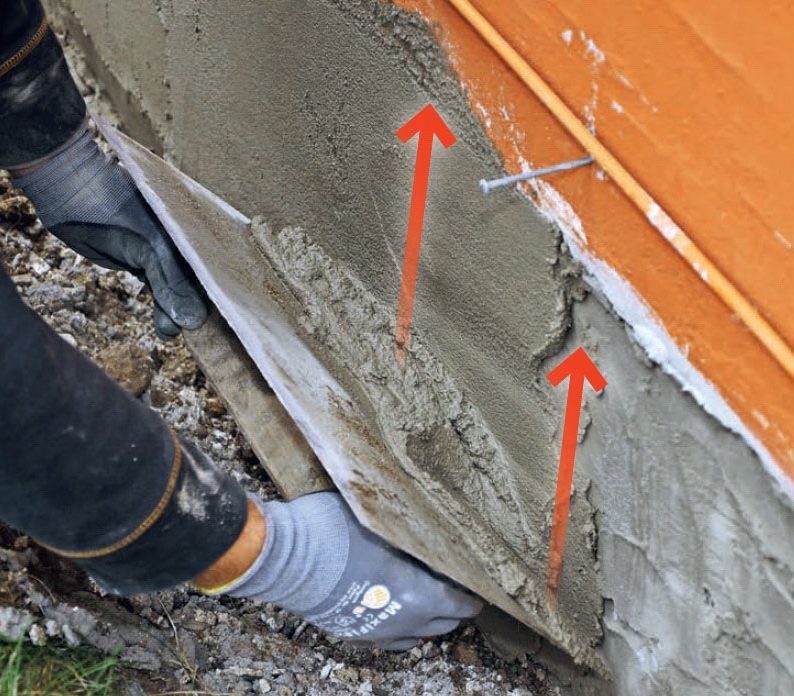 Pusse grunnmur: Trekk på mørtelen med et stålbrett