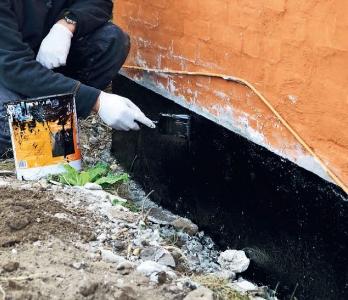 Pusse grunnmur: Sokkelen males