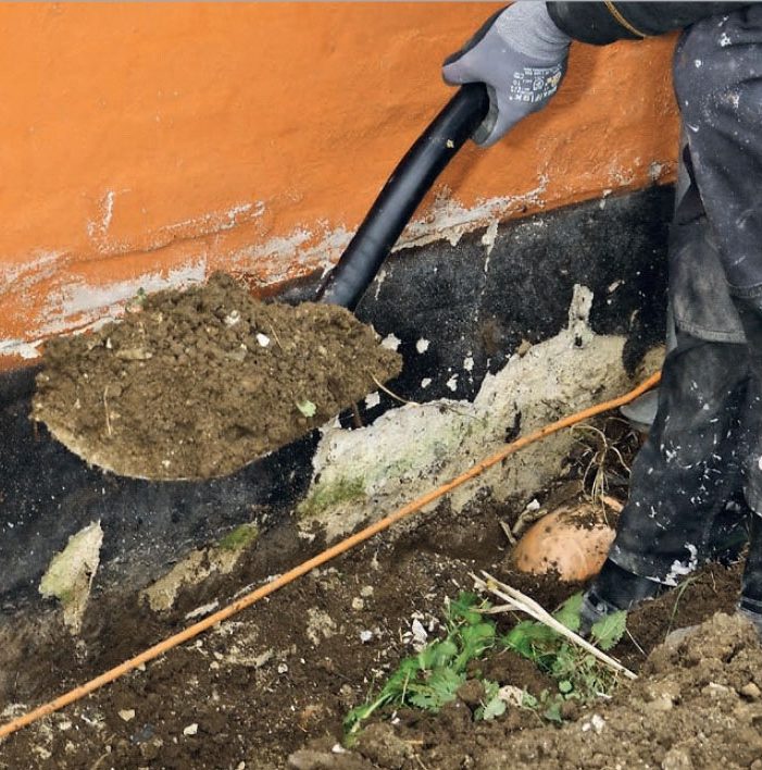 Putsa sockel: Gräv upp längs sockeln