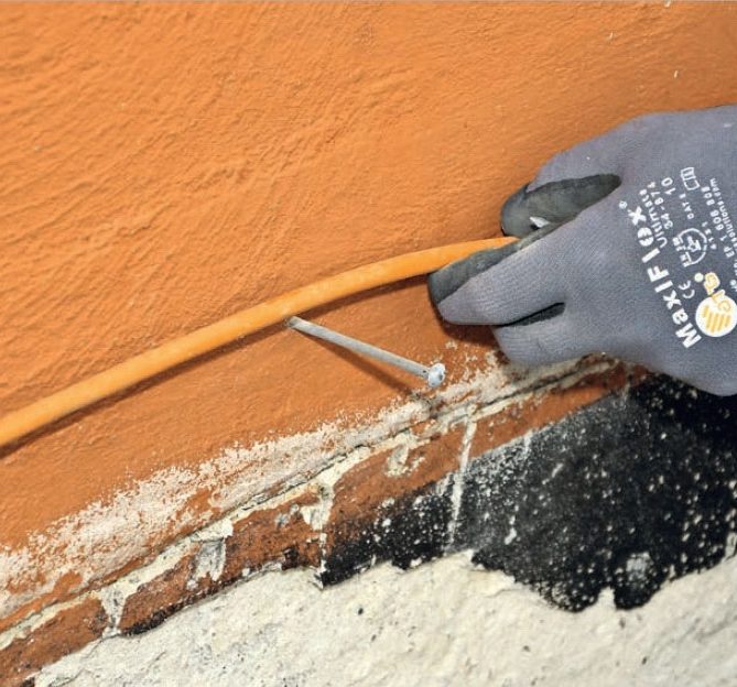 Putsa sockel: Eventuella kablar och sladdar häftas upp