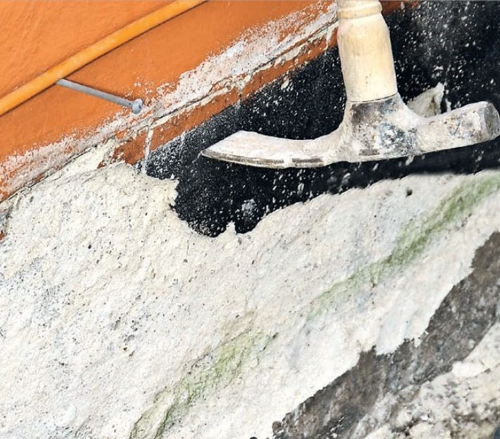 Putsa sockel: Banka bort lös puts