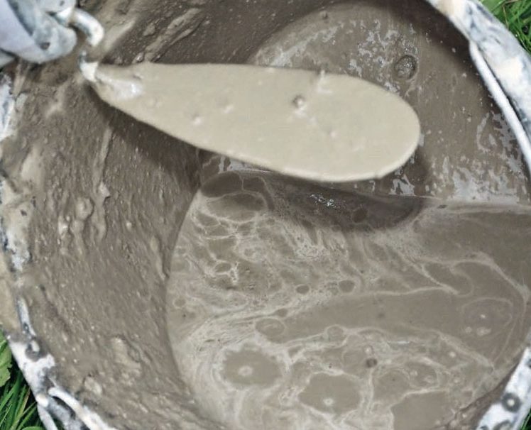 Putsa sockel: Rör ihop bruksblandningen med vatten