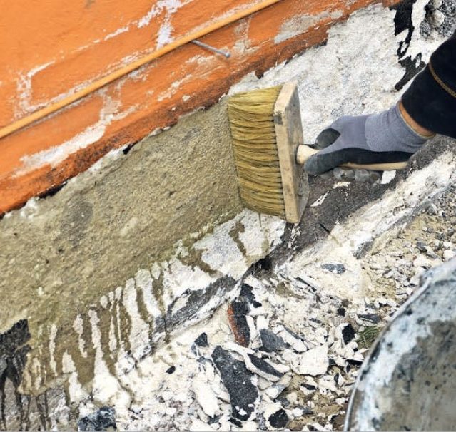 Putsa sockel: Stänk vatten med en borste över sockeln