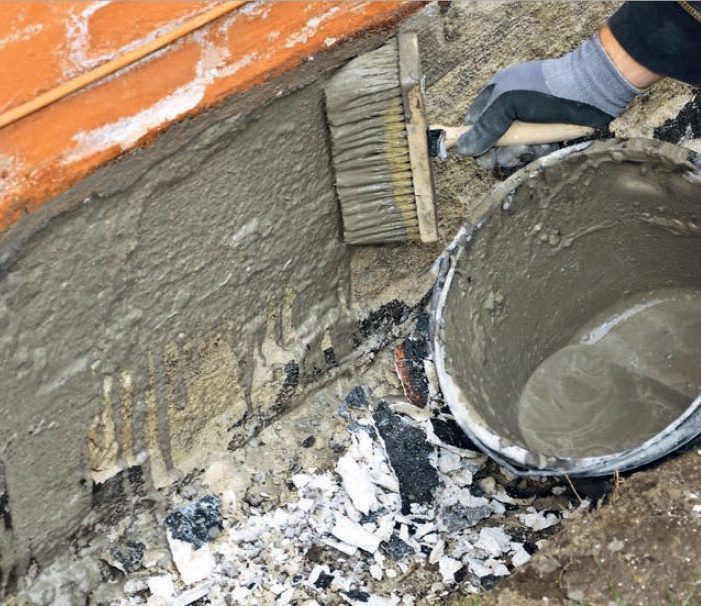 Putsa sockel: Den fuktiga sockeln ”slammas”