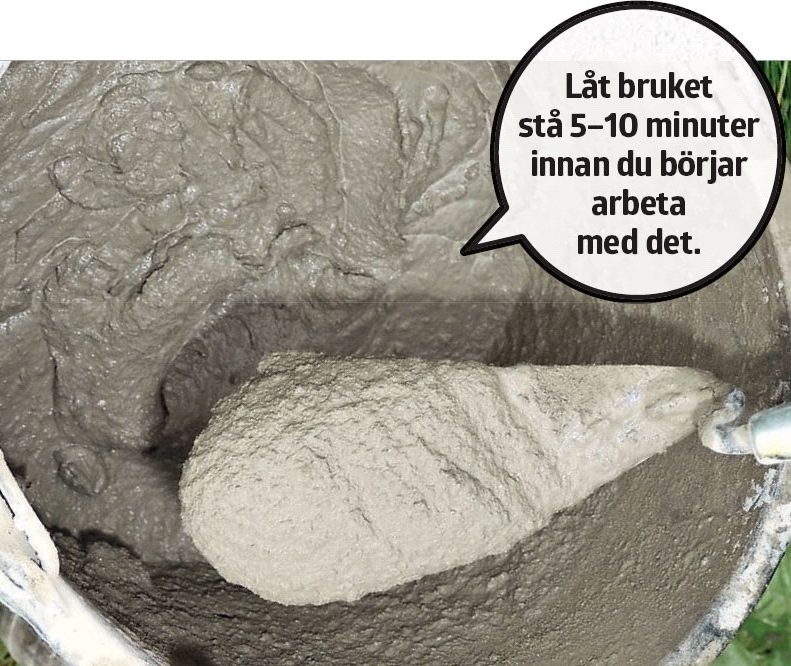 Putsa sockel: Rör upp ett tjockare bruk till skiktet som ska byggas upp