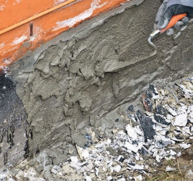 Putsa sockel: Små klickar av bruket kastas på väggen