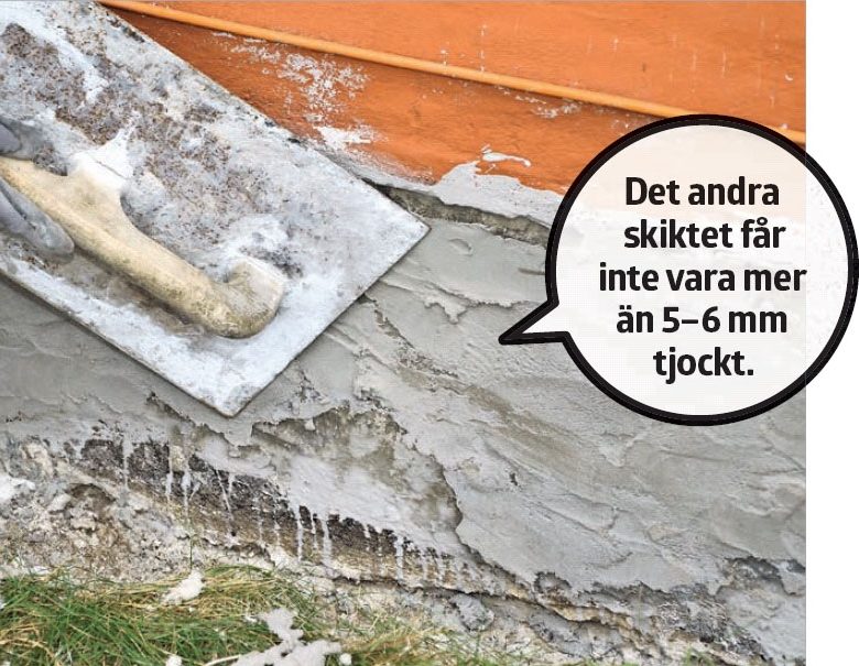 Putsa sockel: Skiktet slätas till lite med en putsbräda av stål