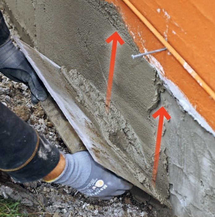 Putsa sockel: Fyll på med bruk på en putsbräda av stål