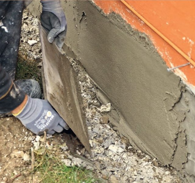 Putsa sockel: Skiktet avjämnas