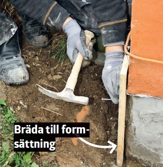 Putsa sockel: Spika fast en bräda på hörnet