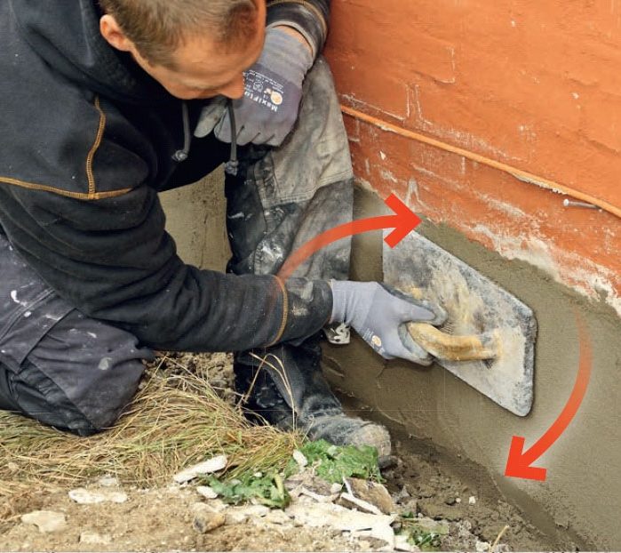 Putsa sockel: Putsa upp sockeln med en putsbräda