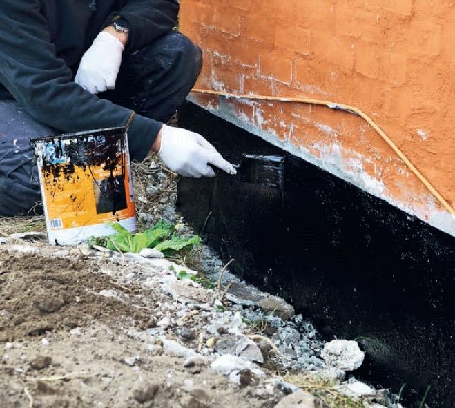 Putsa sockel: Sockeln målas