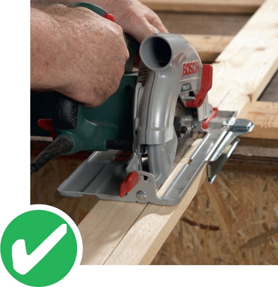 Duel: Dyksav vs. håndrundsav – se, hvilken maskine der vinder.