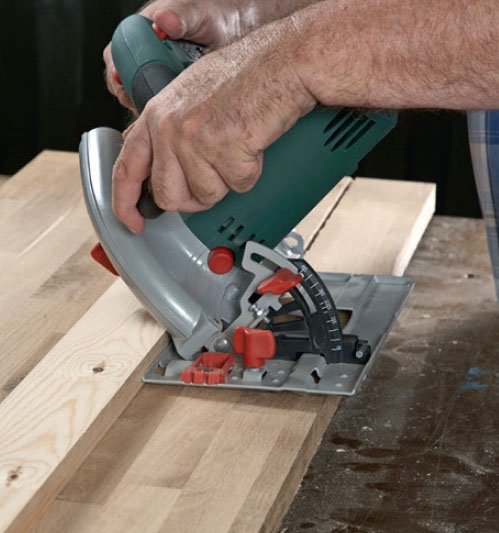 Dyksav vs. håndrundsav – se, hvilken maskine der vinder.