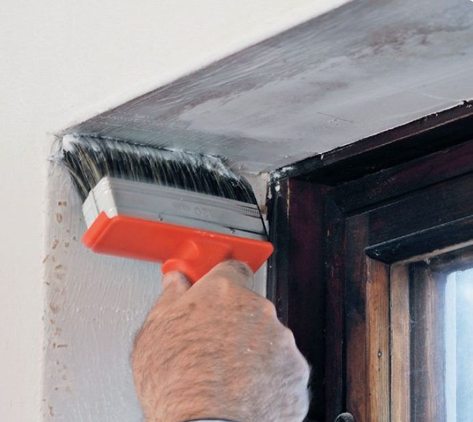 Tapetoi ikkunasyvennys: Sivele seinään liimaa