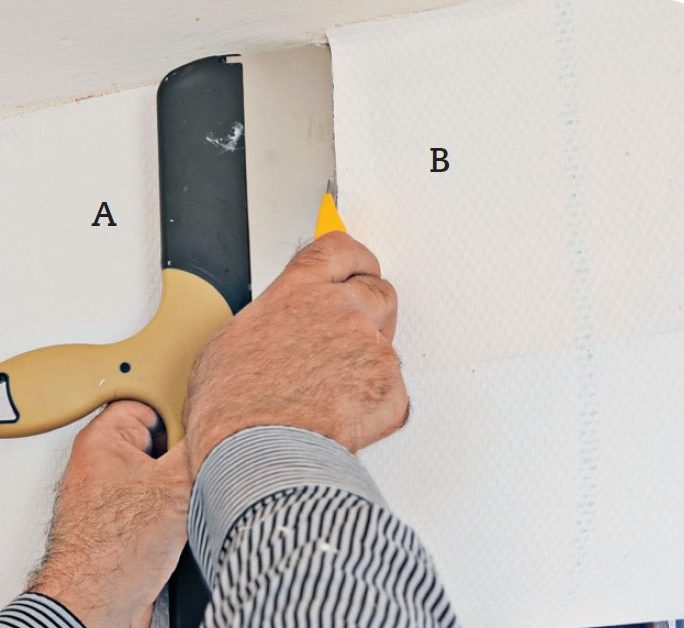 Tapetoi ikkunasyvennys: Leikaa katonrajasta pystyyn alaspäin