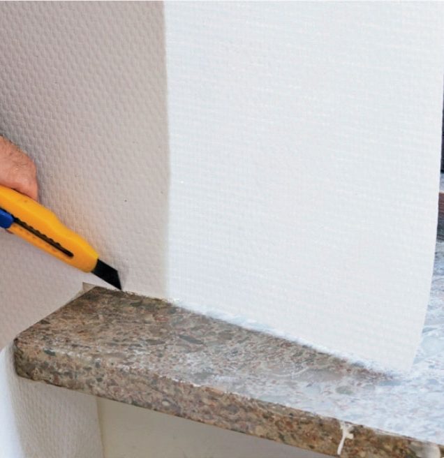 Tapetsera fönstersmyg: Skär vågrätt längs fönsterbänken