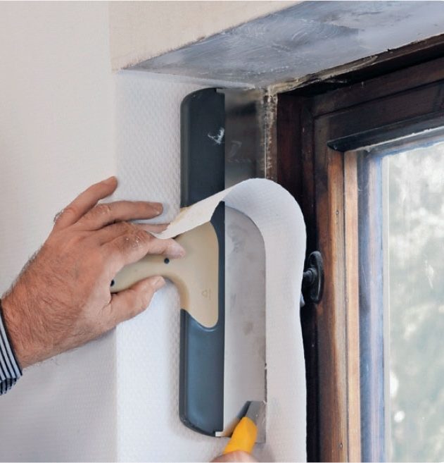 Tapetsera fönstersmyg: Skär av tapeten längs karmen