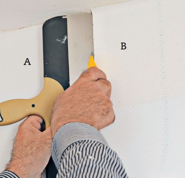 Tapetsera fönstersmyg: Skär lodrätt ner från taket