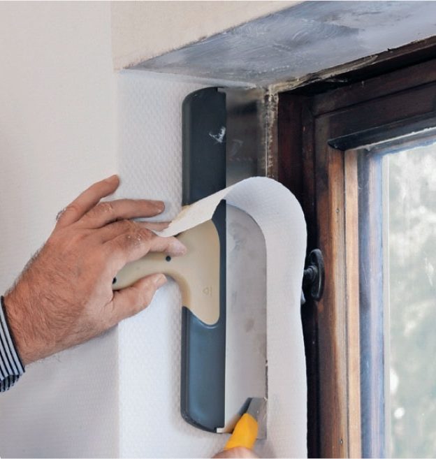 Tapetsere hjørner: Skjær til lengden langs vinduskarmen