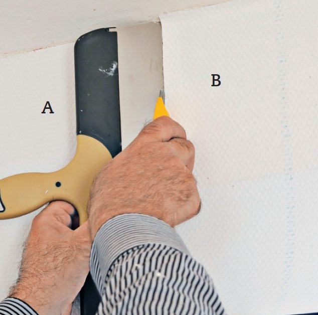 Tapetsere hjørner: Skjær loddrett ned fra taket