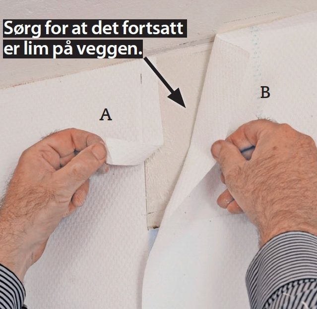 Tapetsere hjørner: Løft den øverste lengden ut fra veggen