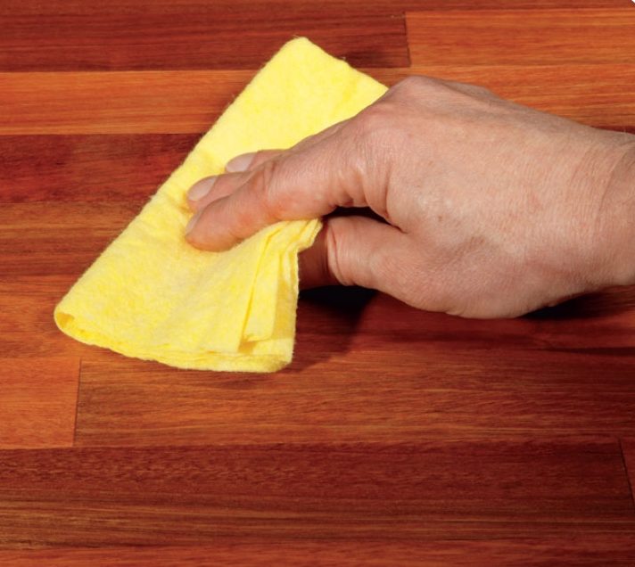 Pöytälevyn puhdistaminen rätillä