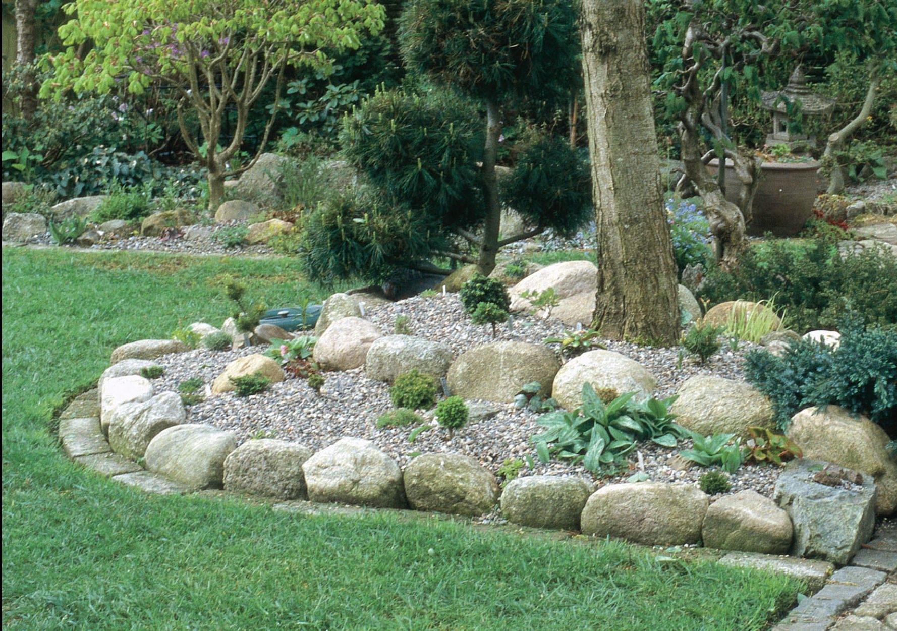 Kivireunus kukkapenkkiin