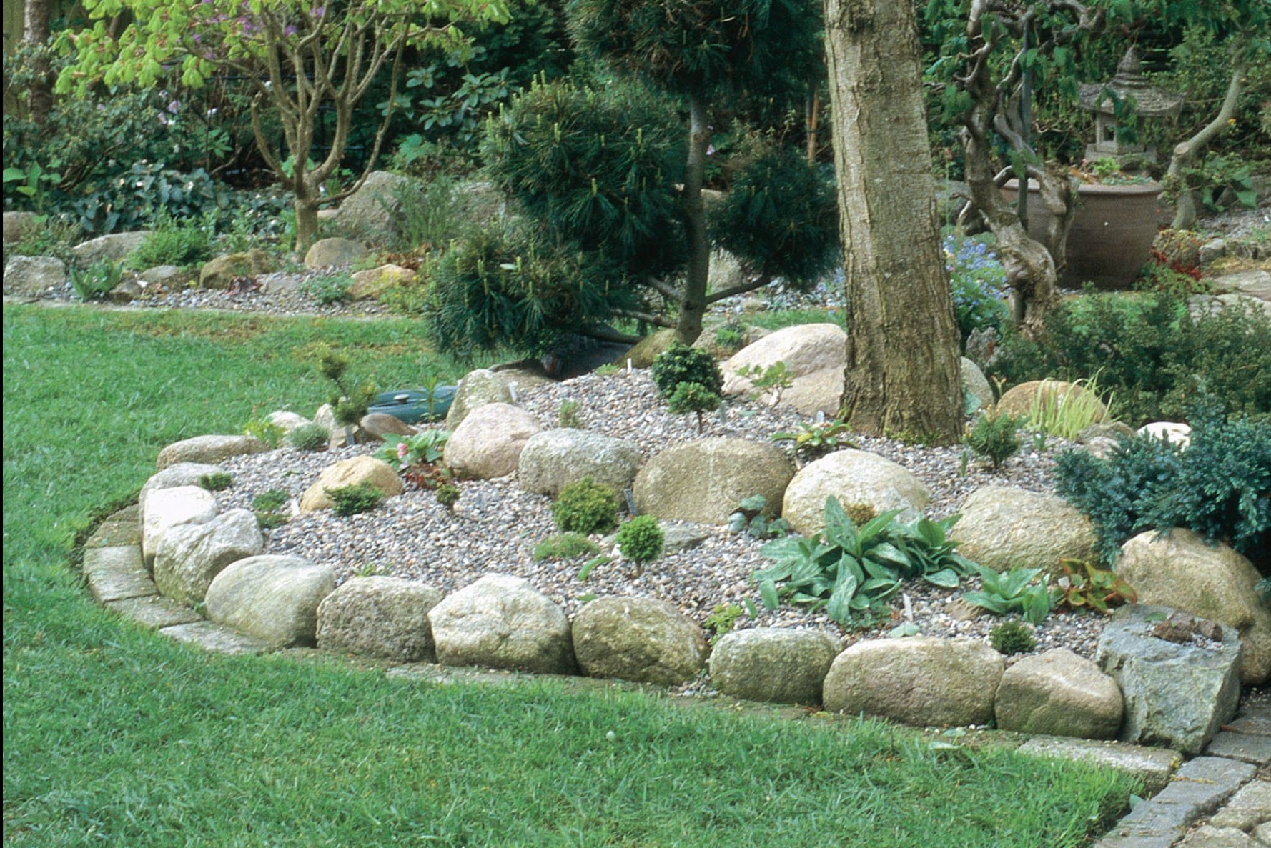 Bedkanter: Stein rundt blomsterbed