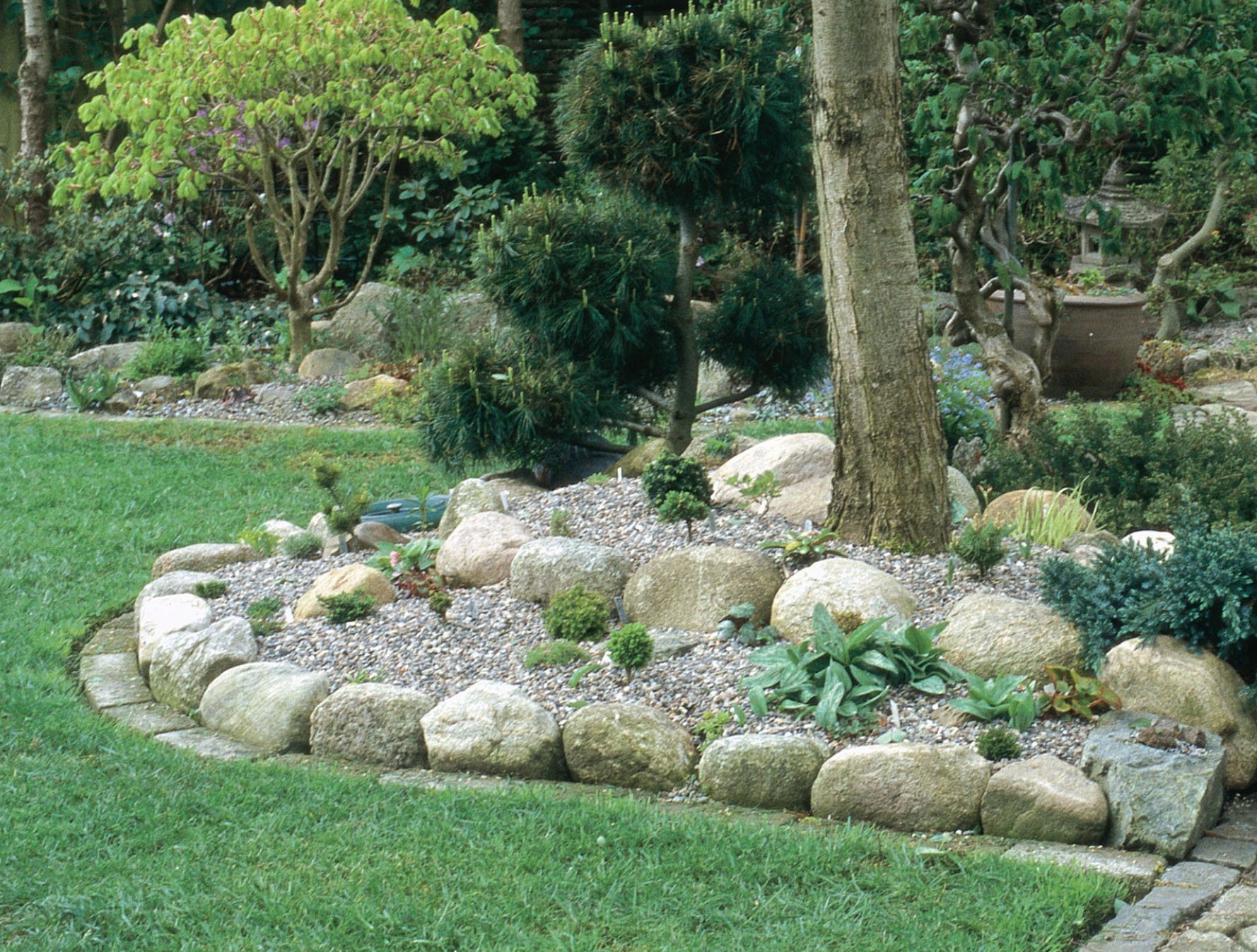 Rund bedkant af sten