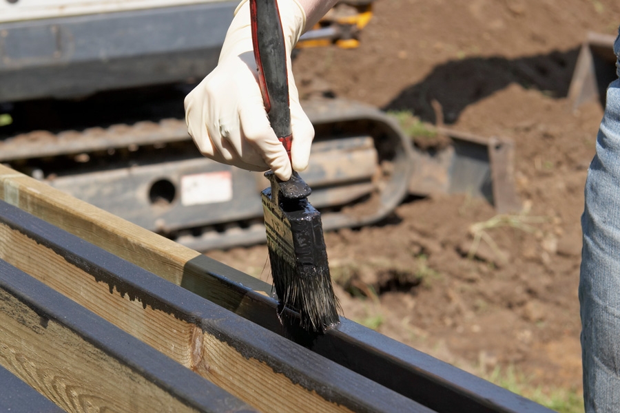 Før terrassen legges, bør den ha trebeskyttelse overalt. Også på undersiden.