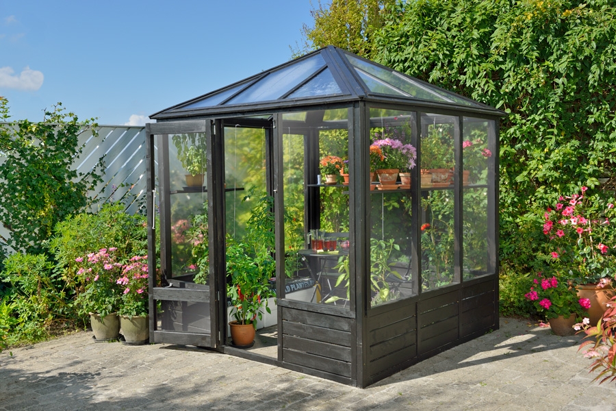 6 store jordplugger til 5-600 kroner vil nok holde fast drivhuset selv i hard vind.