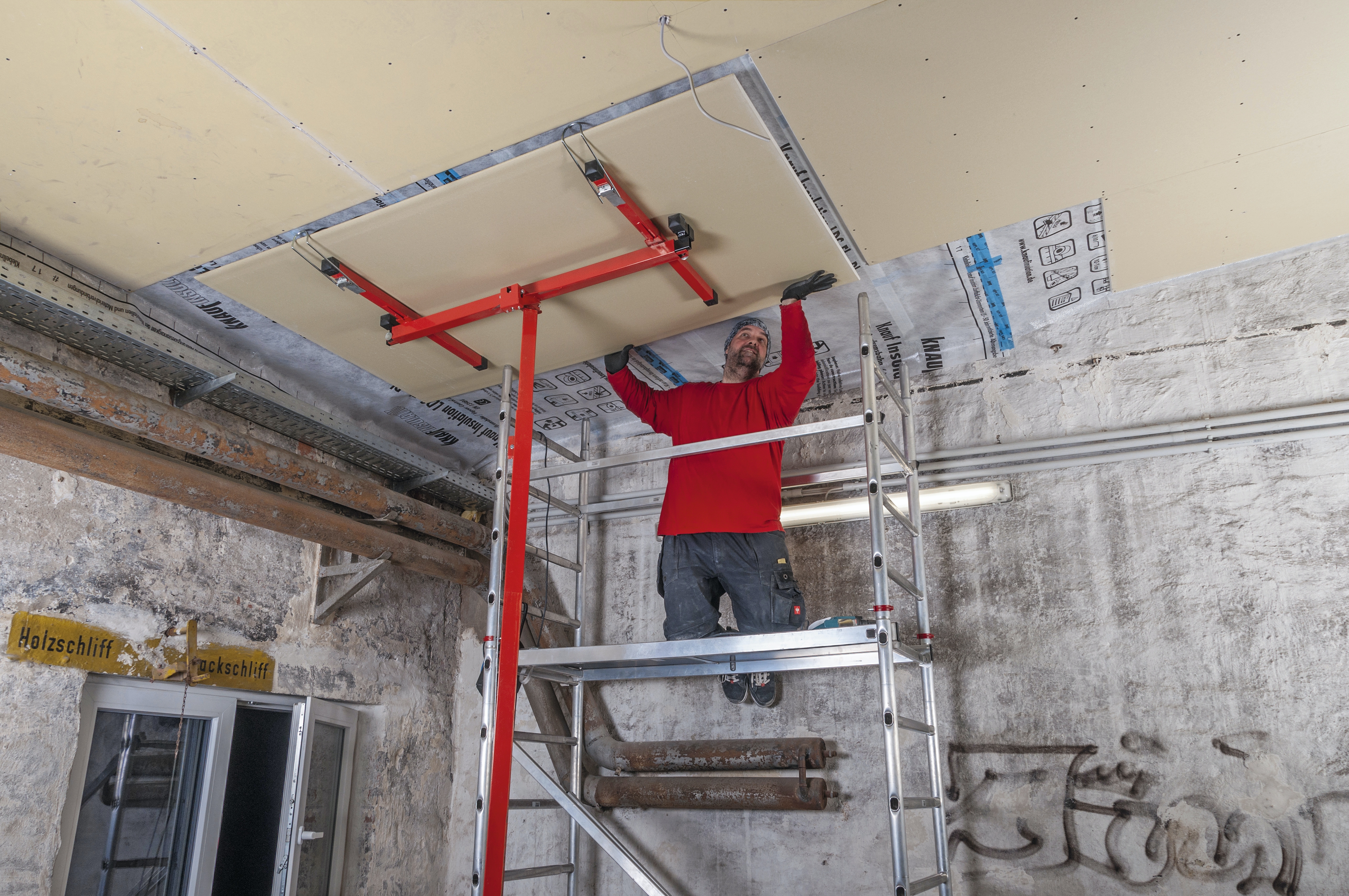 Levynostin on lähes välttämätön työkalu, jos asennat levyjä yksin. Nostimia voi vuokrata.