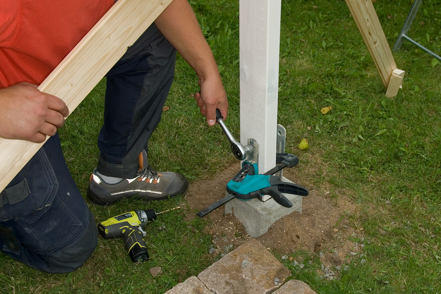 Skråstivere bør monteres litt under midten av stolpen.