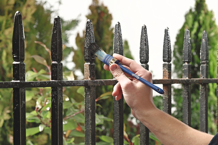 Rustfeltene skal innkapsles fullstendig i malingen, ellers slår rusten gjennom.