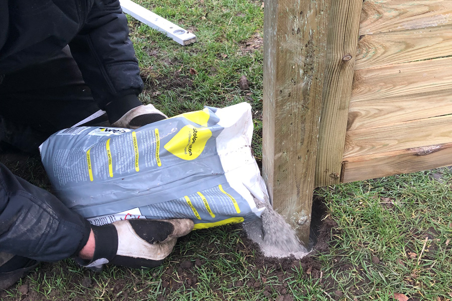 Du kan blande vann og stolpebetong direkte i hullet.