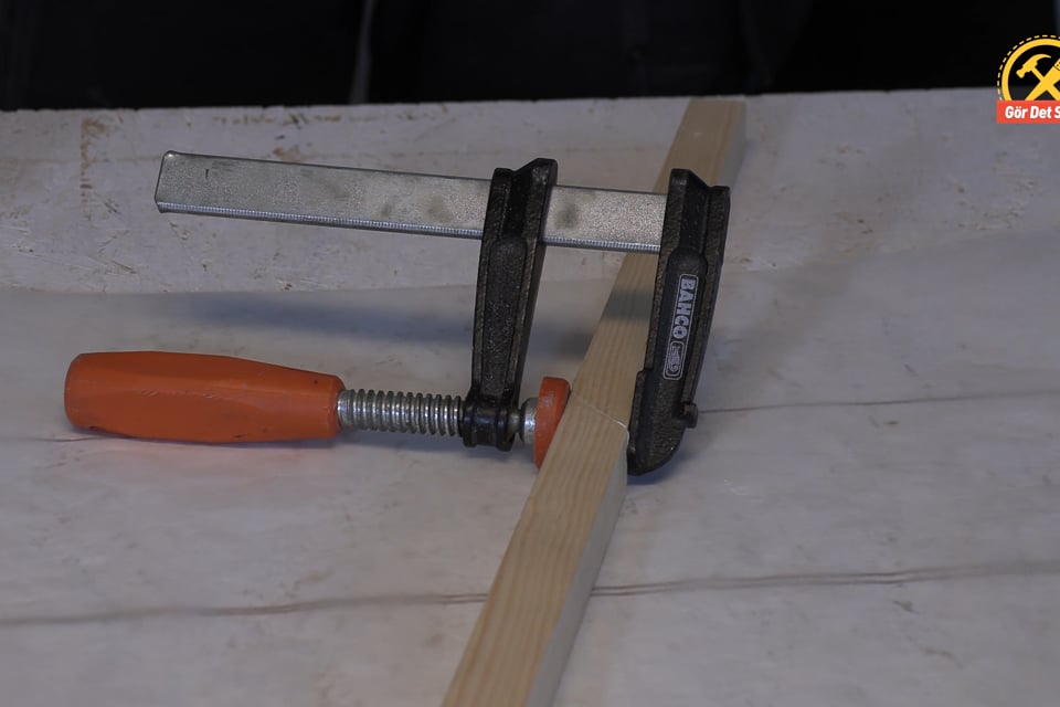 Använd bakplåtspapper när du limmar