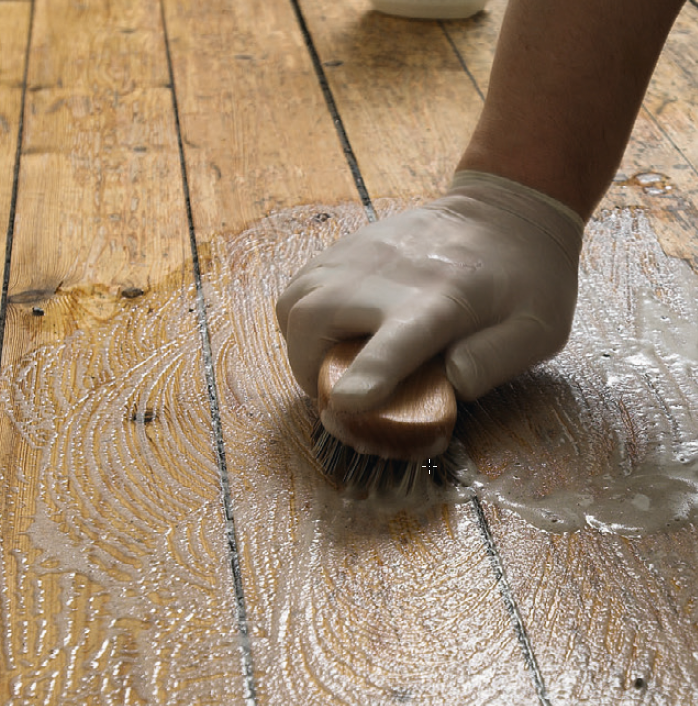 Nødvendigt udstyr til gulvlakering: Støvsuger og vand