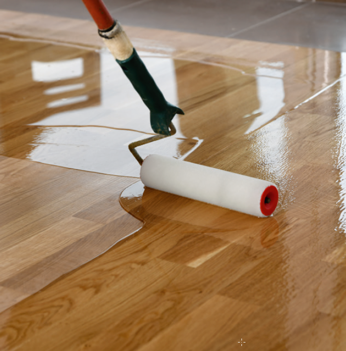 Till sist ska golvet få ytterligare (minst) två lager lack.