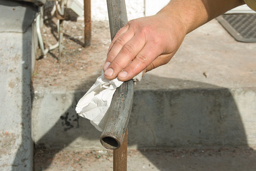 Stop rusten: Rengør fladen med grundrens, så alt støv og fedt fjernes. Lad jernet tørre helt op, før du maler.