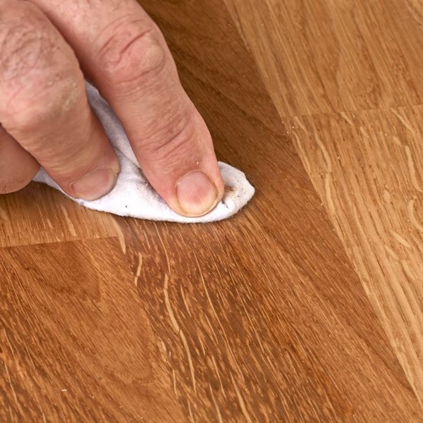 Fjerne mærker i lakeret trægulv