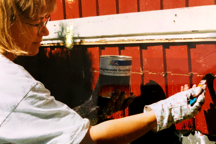 Giv savsporet grundingsolie i flere omgange. Gør sporet rent, så godt du kan, inden du imprægnerer det. Gentag oliebehandlingen, til træet ikke suger længere.